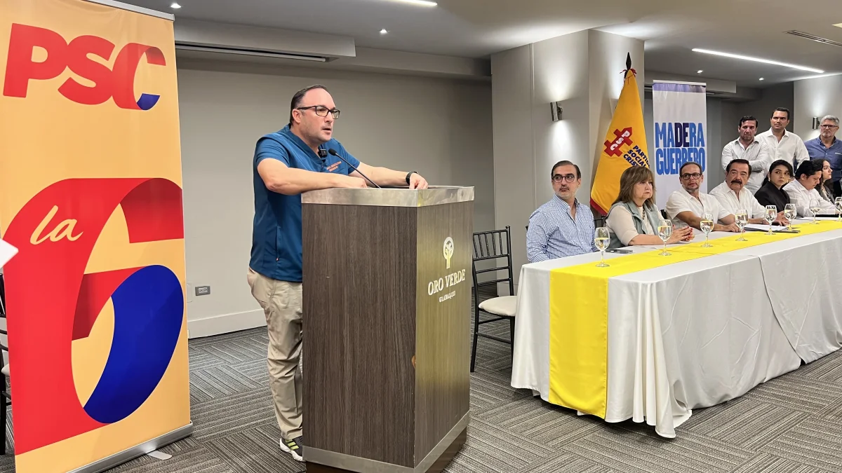 Juan Carlos González interviene ante militantes y adherentes del Partido Social Cristiano y Madera de Guerrero durante su presentación como precandidato a la Prefectura del Guayas.