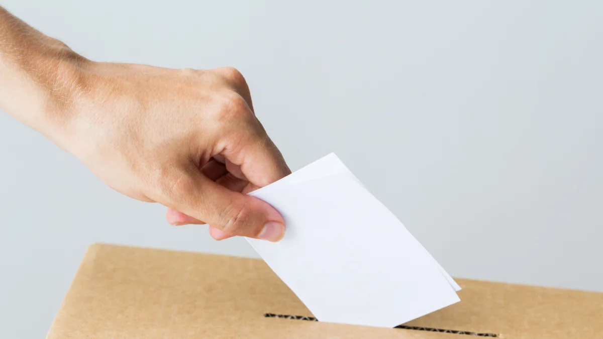 Ciudadano deposita su voto en urna, tras la aprobación del padrón electoral para las elecciones seccionales y del Cpccs 2026.