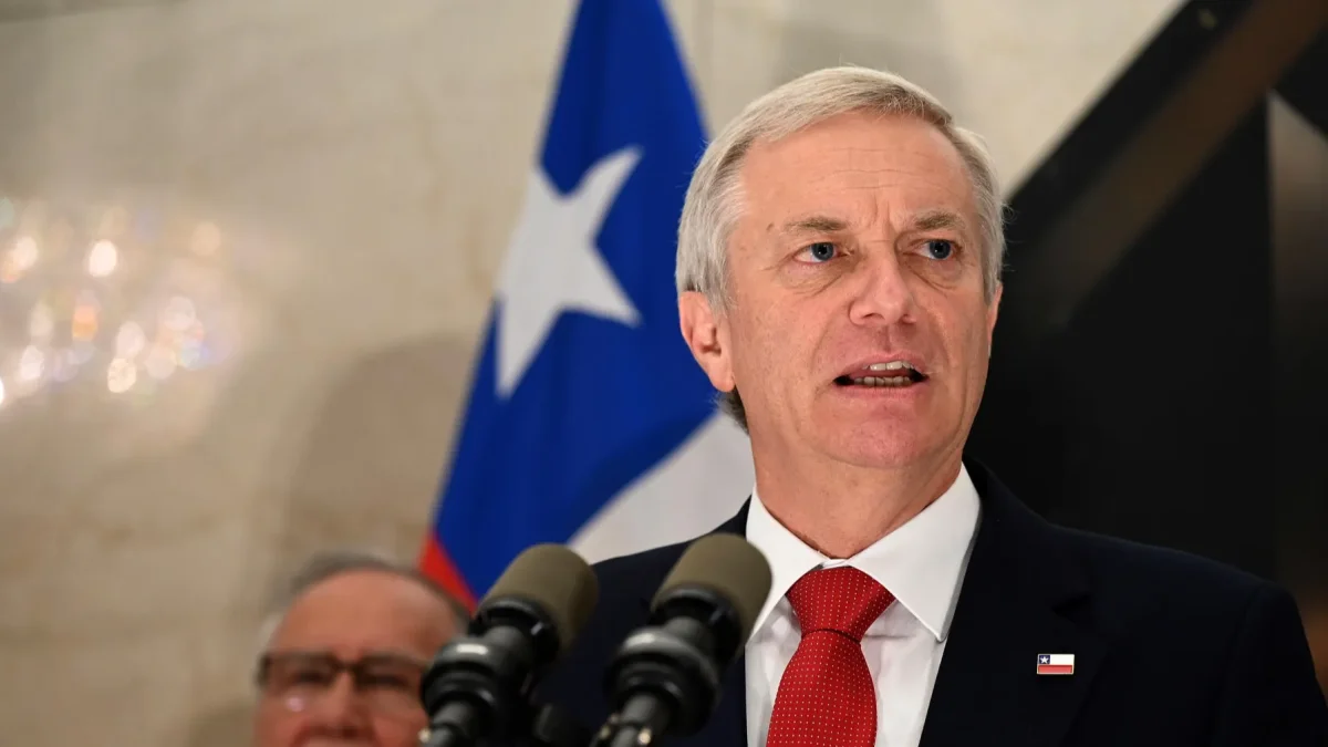 El presidente de Chile, José Antonio Kast, habla durante una conferencia de prensa en Montevideo (Uruguay).