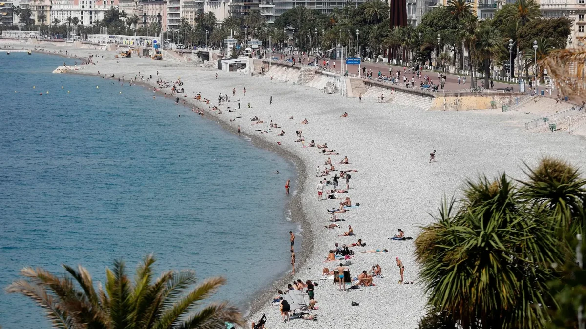 En la imagen de archivo, varias personas disfrutan del sol en una playa de Niza, Francia.