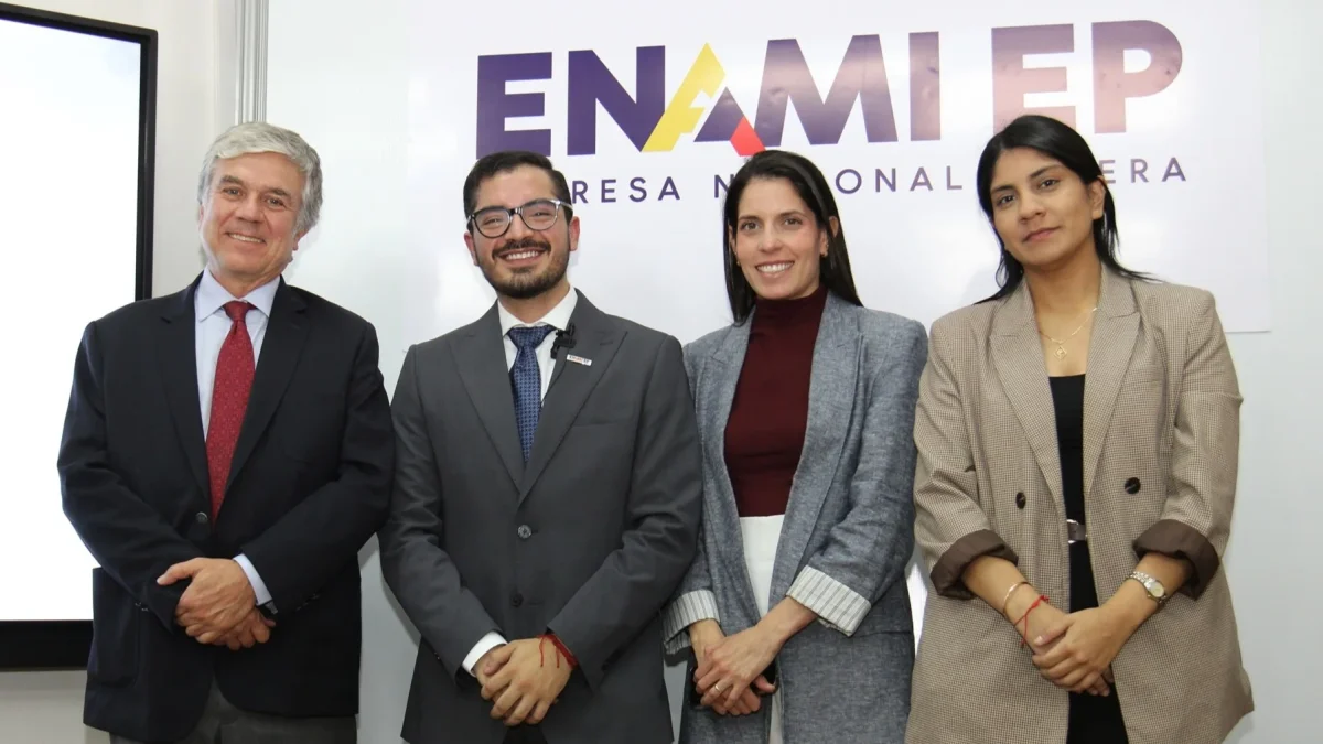 Galo García, exgerente general subrogante de la Enami (segundo desde la izquierda), asume el Viceministerio de Minas.