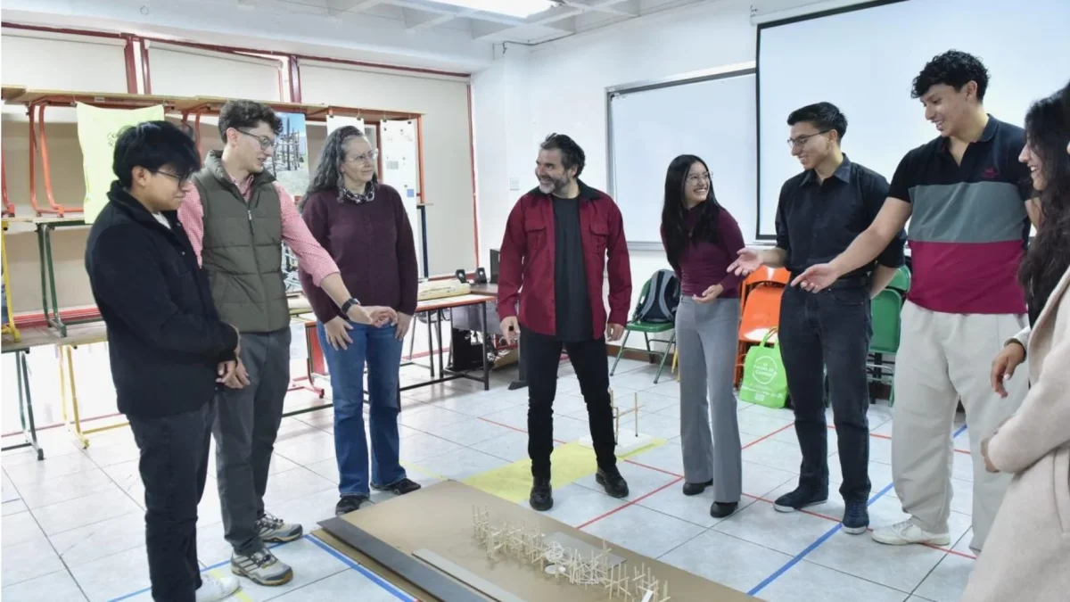 ”Con lo que hay” se denomina el taller que llevan adelante desde hace 15 años, Enrique Villacís y Cynthia Ayarza, profesores de arquitectura de la PUCE.