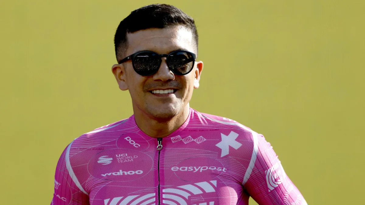 Richard Carapaz, del equipo EF Education–EasyPost, saluda durante la presentación de los equipos del Tour de Francia 2026.