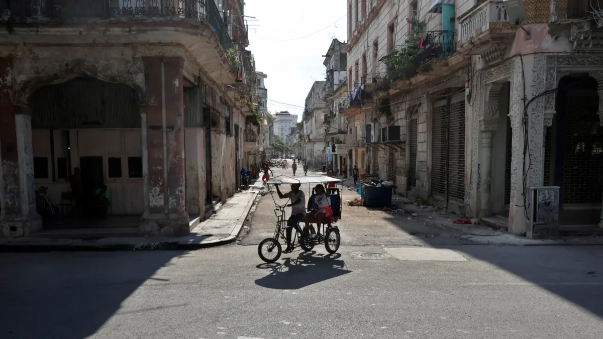 Personas se transportan en un bicitaxi este jueves 2 de julio de 2026 en La Habana (Cuba).