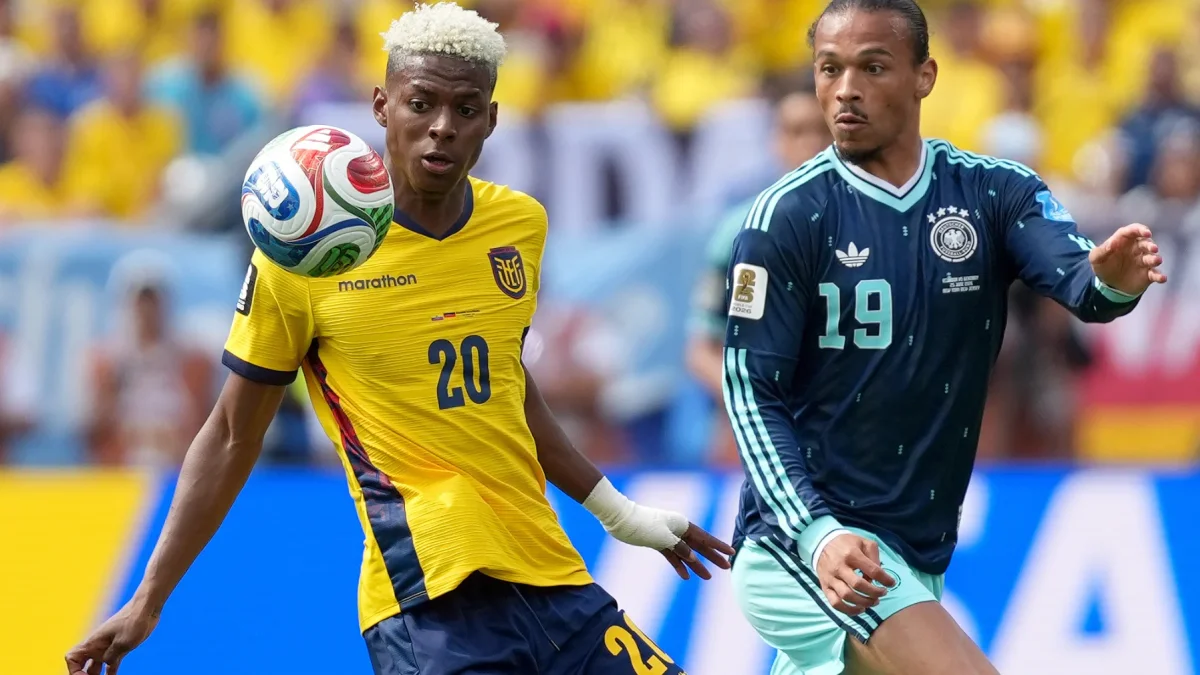 Nilson Angulo de Ecuador disputa el balón con Leroy Sané de Alemania este jueves, en un partido del grupo E del Mundial de la FIFA 2026 entre Ecuador y Alemania en el estadio MetLife de Nueva Jersey.