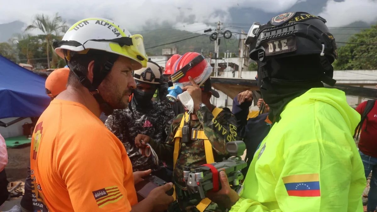 Rescatistas participan en la búsqueda de un niño de 9 años que permanece desde hace nueve días bajo un edificio derrumbado en Caraballeda, La Guaira (Venezuela).