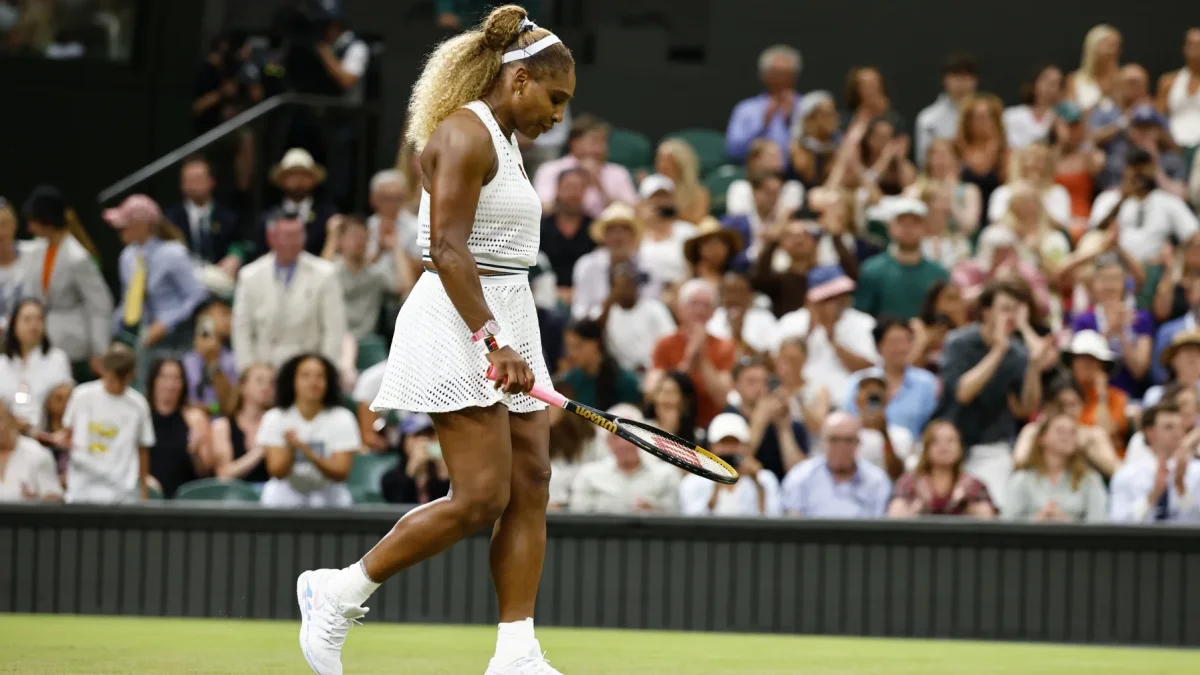 Serena Williams tras perder ante la australiana Maya Joint en su partido de primera ronda del cuadro individual femenino del Campeonato de Wimbledon, disputado en Londres.