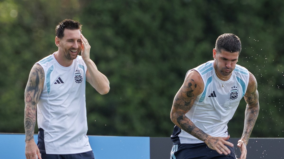 Rodrigo De Paul y Lionel Messi entrenando en Lauderdale, Florida.