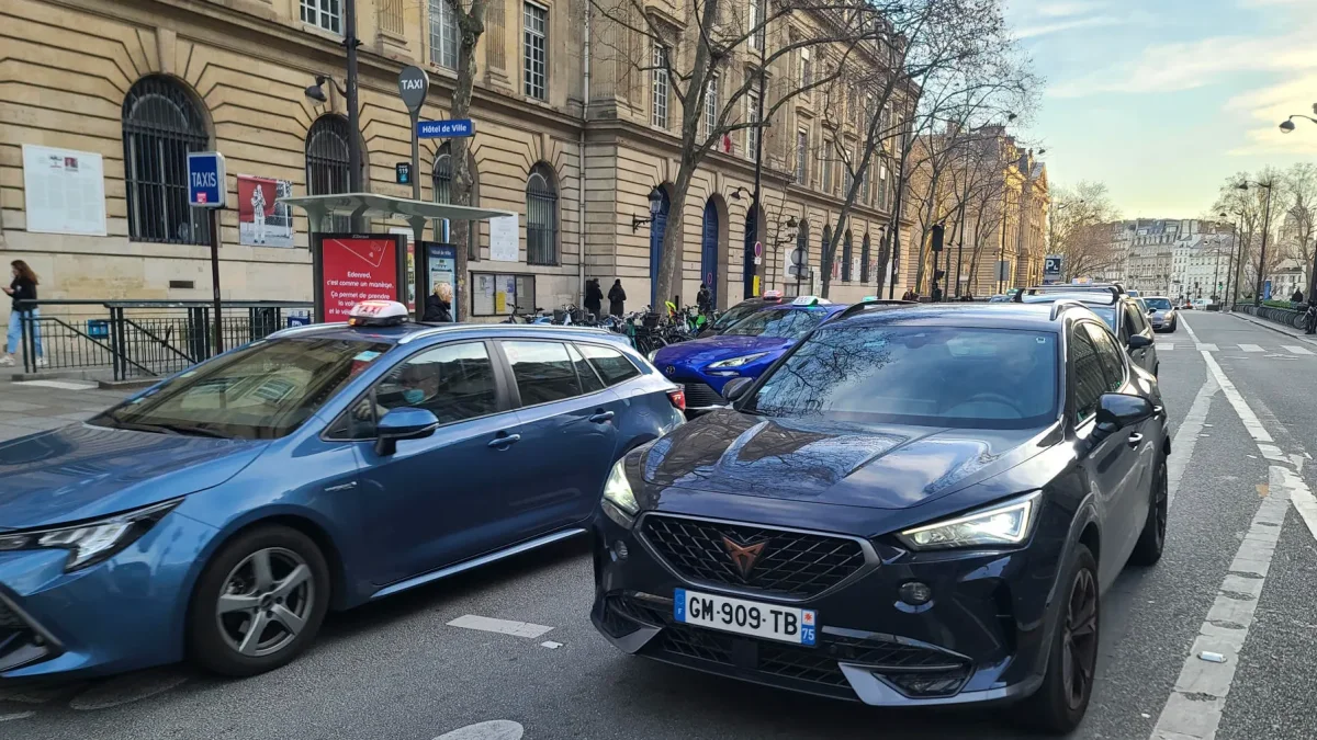 Fotografía de archivo de varios coches que circulan por una calle de París.