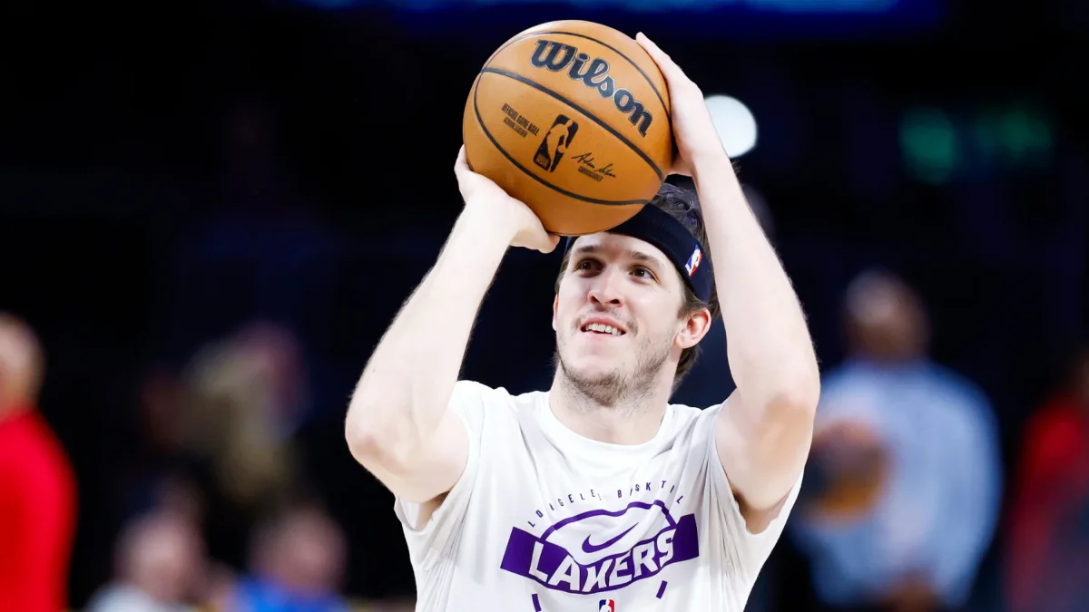 Austin Reaves lanza un tiro libre antes de un partido de la NBA.