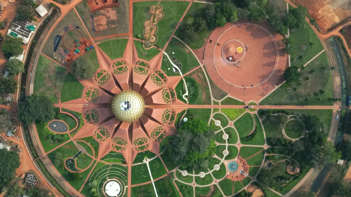 Fotografía, tomada el 28 de febrero de 2026, muestra una vista aérea del Matri Mandir, edificio de gran importancia espiritual para los practicantes del yoga integral, en Auroville.