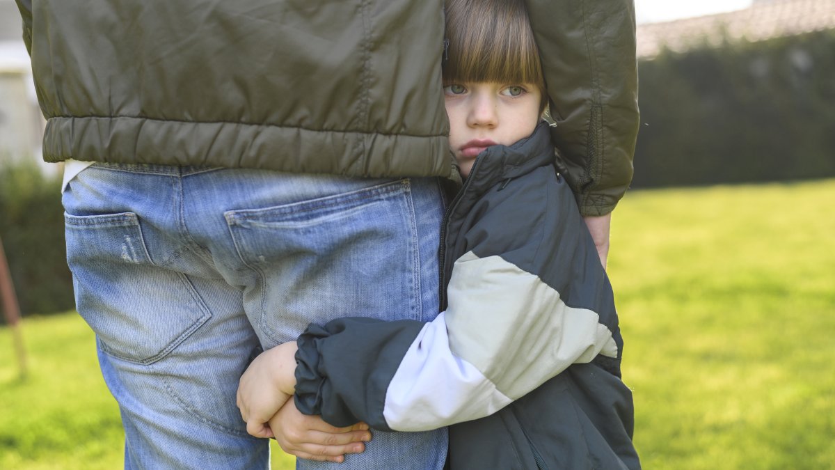 Estudios científicos señalan que la falta de una figura paterna puede afectar el desarrollo infantil.