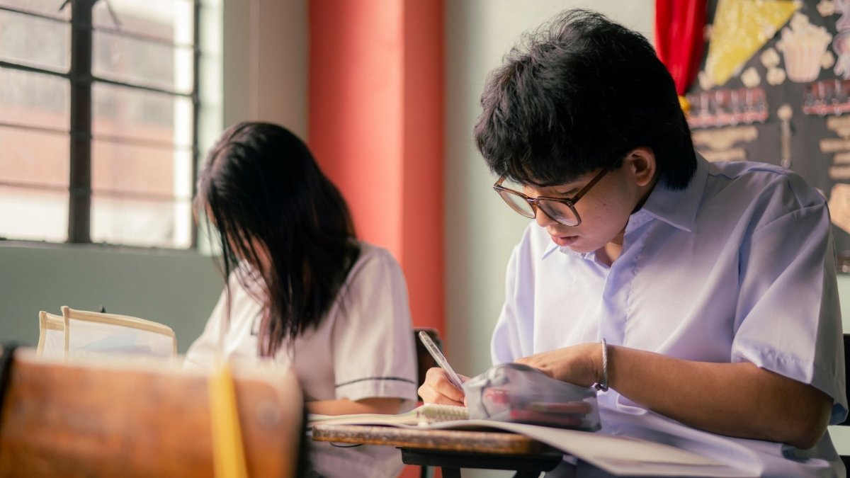 La excelencia académica les abrió las puertas del reconocimiento. Ahora, dos abanderados alzan la voz para pedir un país que apueste por el talento, la educación y el empleo juvenil.