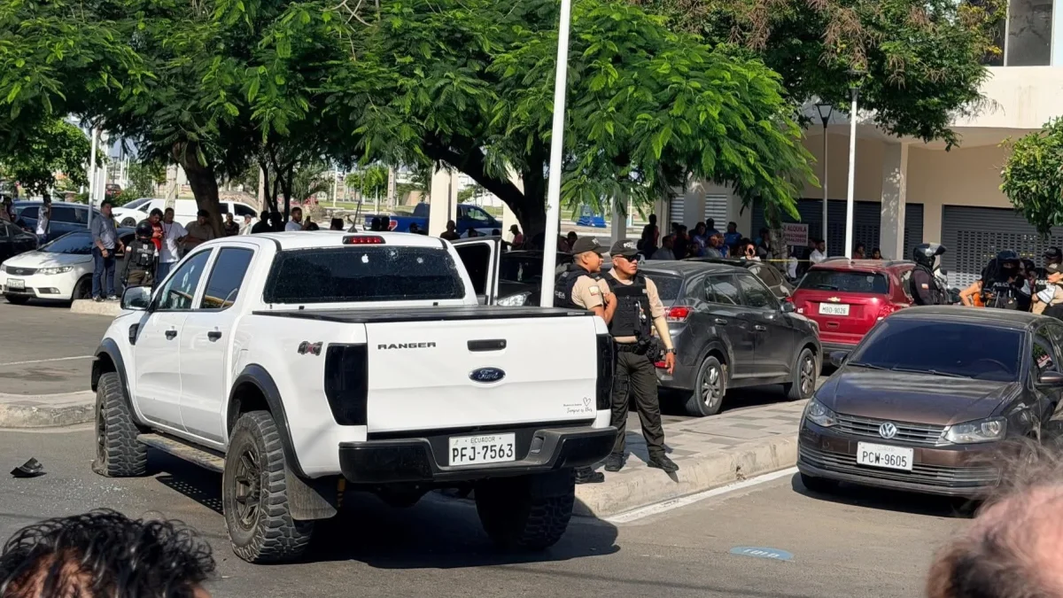 La víctima llegó hasta la zona comercial de Manta, cuando la sorprendieron con balazos.