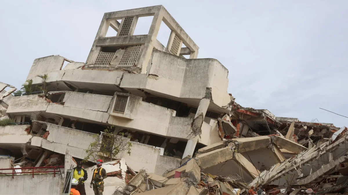 Rescatistas participan en la búsqueda de sobrevivientes tras el doble terremoto del 24 de junio.