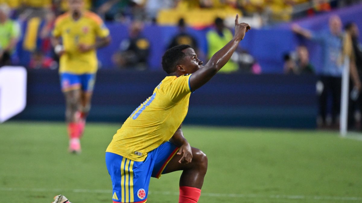 Jhon Arias de Colombia festeja su gol ante Ghana.