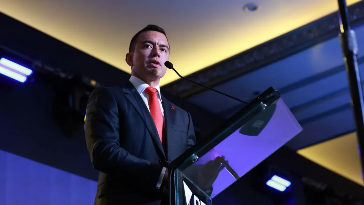 Noboa reglamenta rebaja tributaria para constructoras que donen viviendas sociales en Ecuador.
