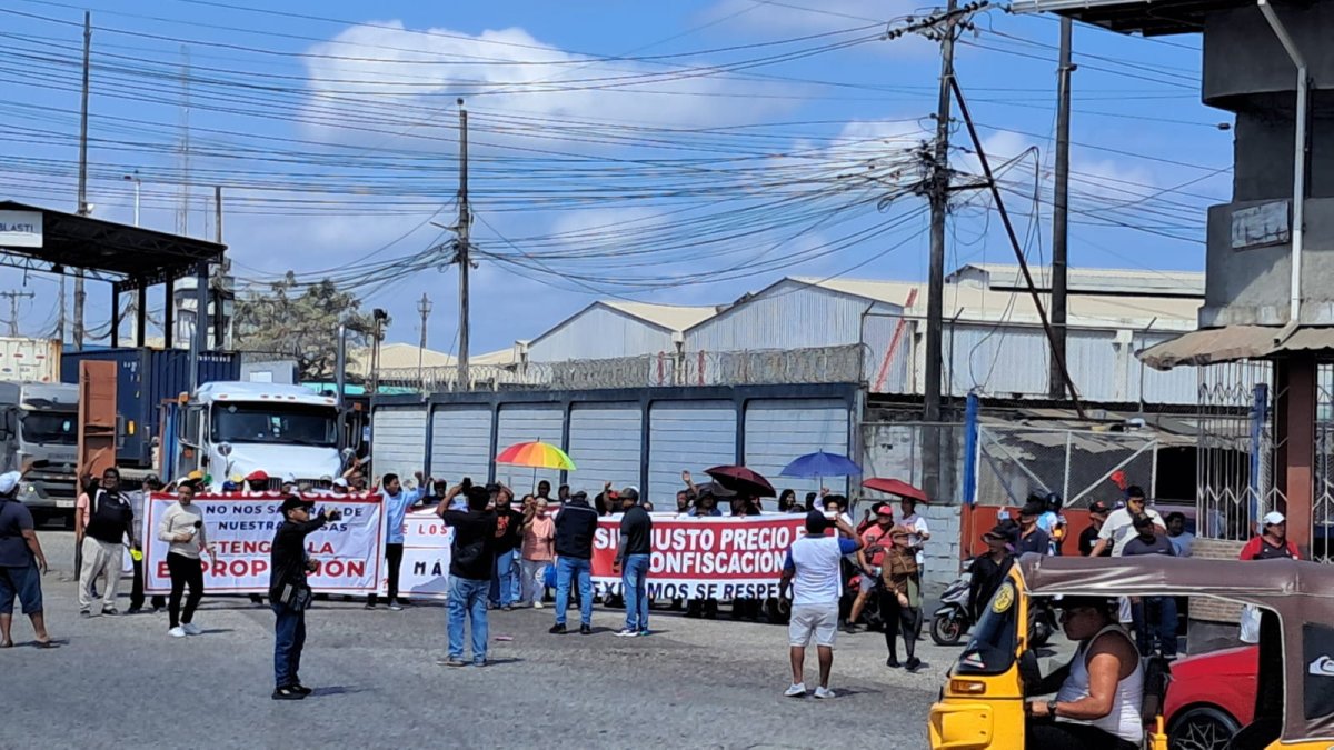 Guasmo sur protesta otra vez contra las expropiaciones por el Quinto Puente.