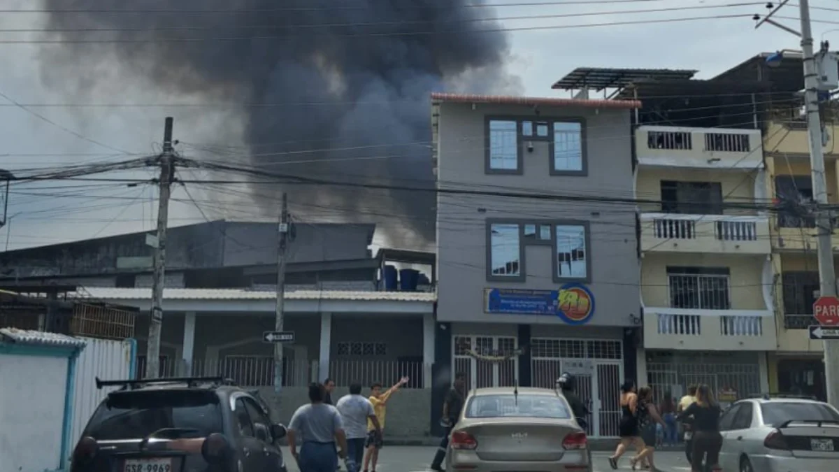 El espeso humo alertó a cientos de personas.