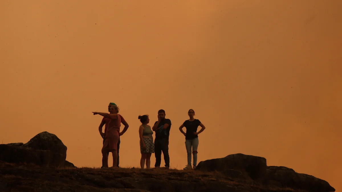 Residentes contemplan el estrago de los incendios en Cercosa, Portugal
