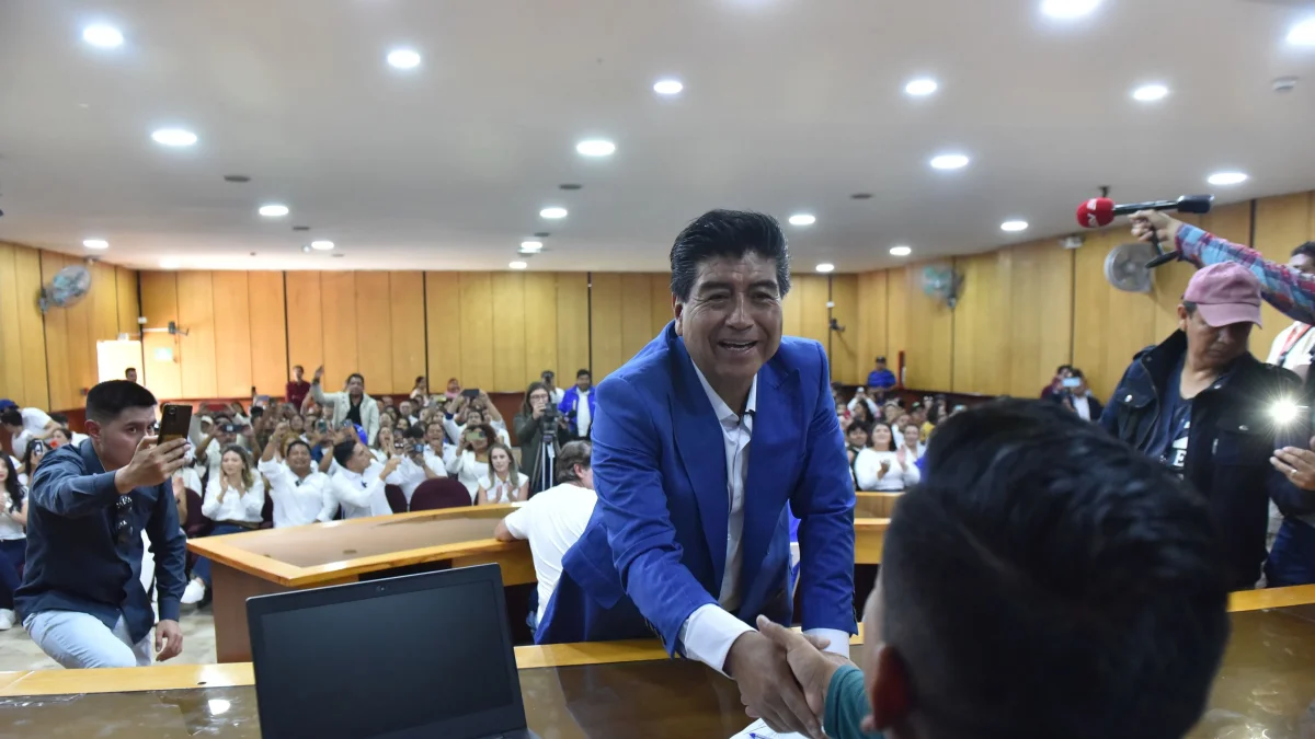 Jorge Yunda reafirma su candidatura a la Alcaldía de Quito durante su visita al CNE en Quito.