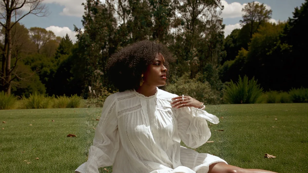 Tras años de alisar su cabello, hoy luce su afro natural como un símbolo de identidad y amor propio.