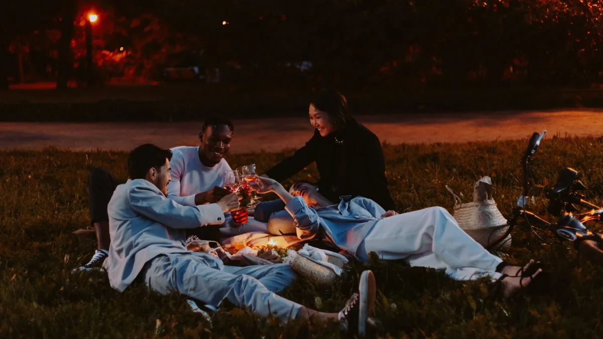 Las cenas y encuentros sociales al aire libre durante la noche ganan terreno como alternativa para socializar de manera cómoda.