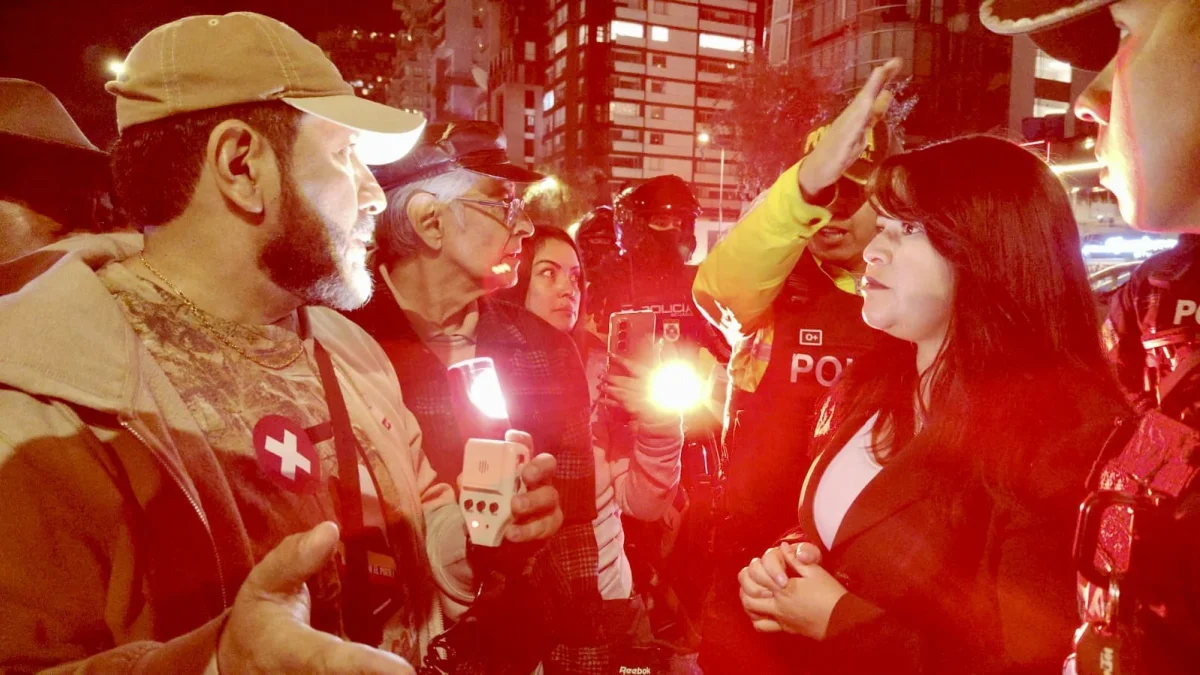 Manifestantes recorrieron el centro de Quito con antorchas y velas para exigir al CNE el avance del trámite de revocatoria del mandato del presidente Daniel Noboa y la vicepresidenta María José Pinto