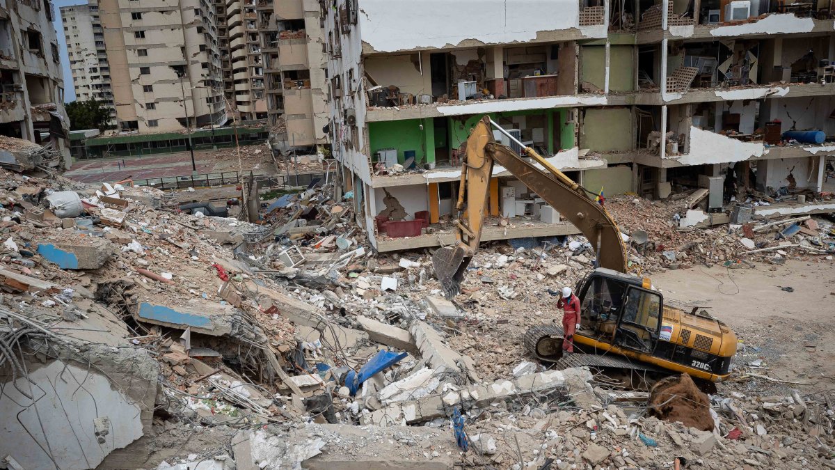 Fotografía que muestra maquinaria pesada removiendo escombros este domingo, en La Guaira (Venezuela). A las calles de La Guaira, la zona devastada por el doble terremoto de Venezuela.