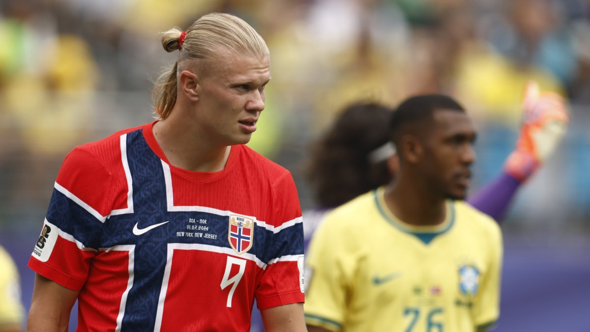 Erling Haaland de Noruega hizo el gol a Brasil.
