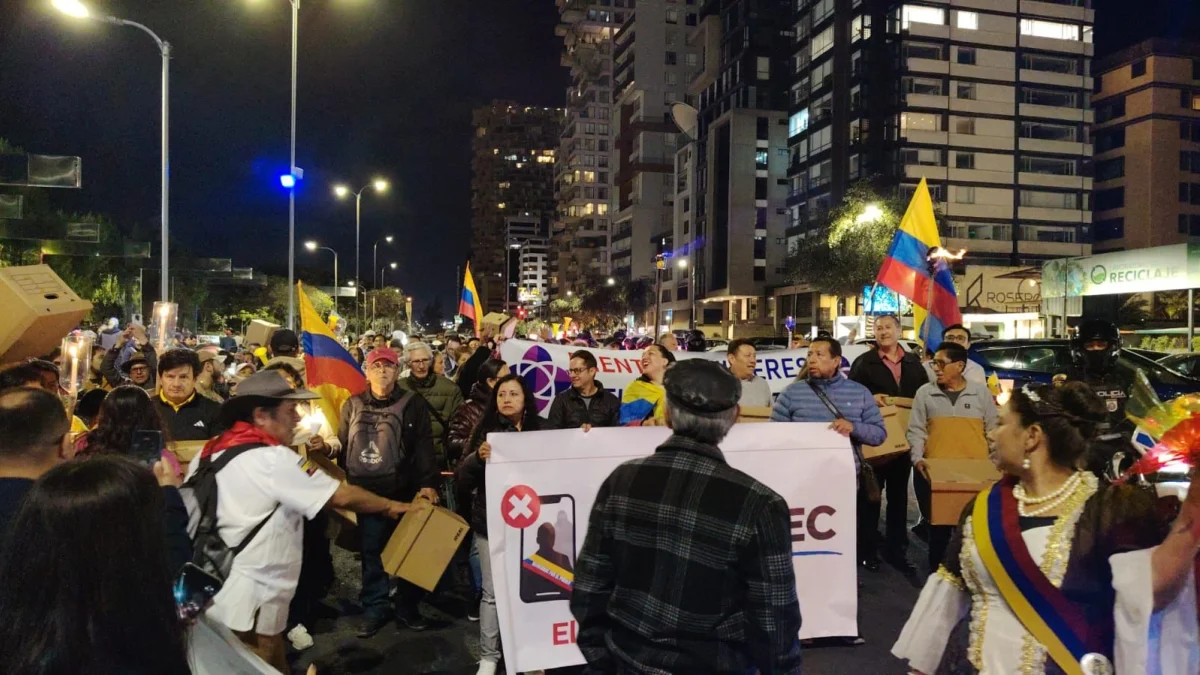 Integrantes del colectivo que impulsa la revocatoria del mandato convocaron nuevas jornadas de vigilia para exigir que el CNE se pronuncie sobre la solicitud.