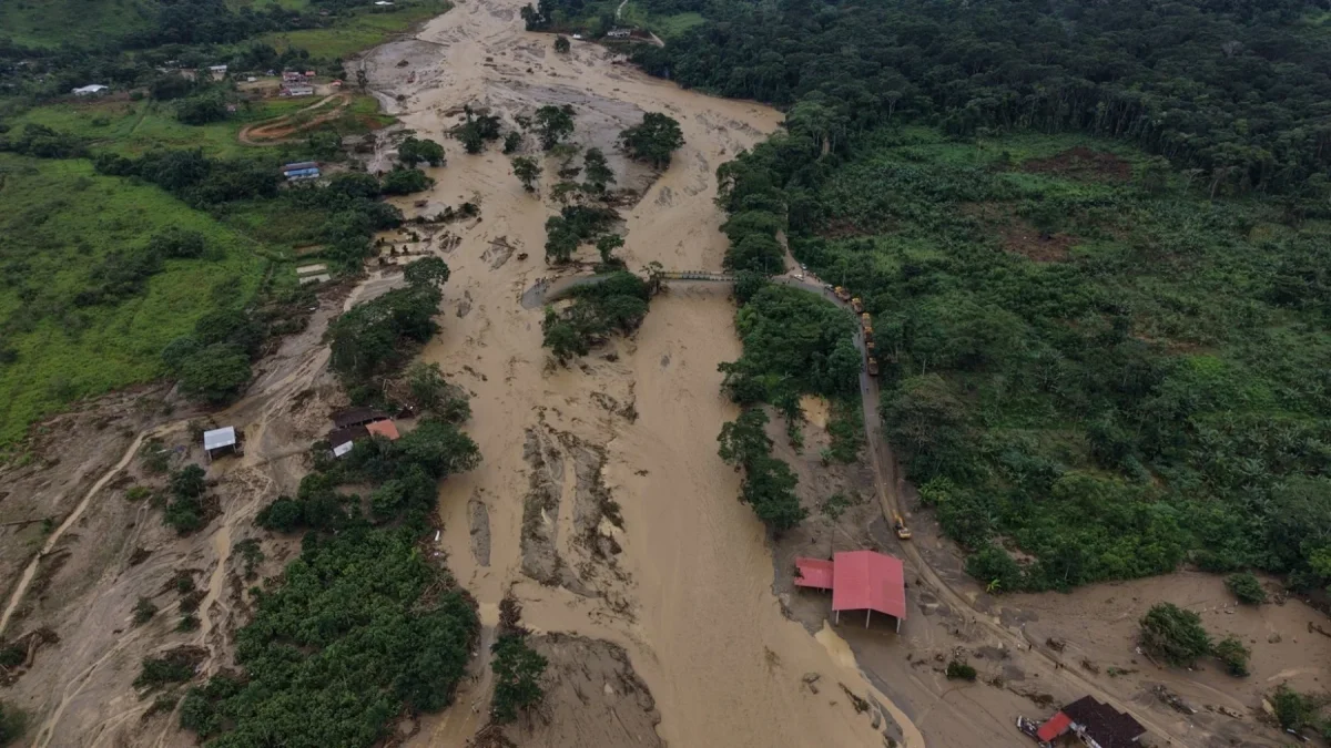 Autoridades de Gobierno se mantiene en la zona afectada tras el desbordamiento del río.