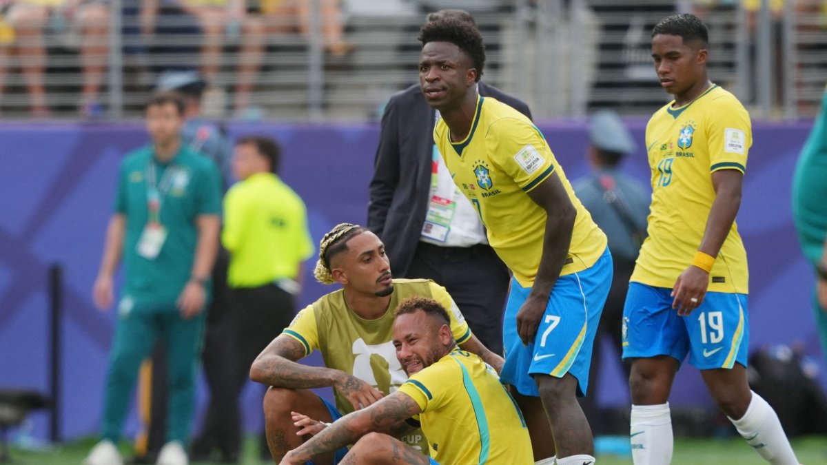 El astro brasileño Neymar (c) y sus compañeros se lamentan de la eliminación de su selección en el Mundial 2026..