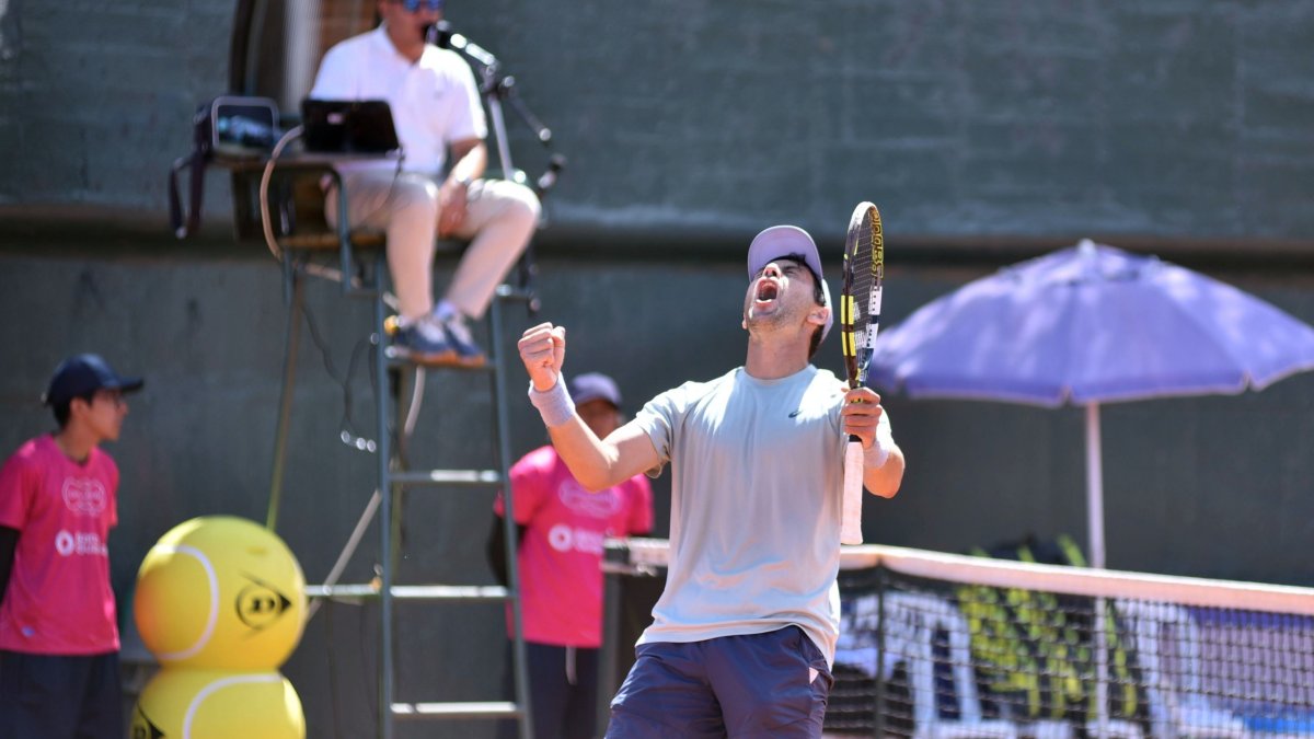 El tenista Matheus Pucinelli celebra el triunfo sobre el argentino Hernán Casanova en la final del Challenger de Quito.