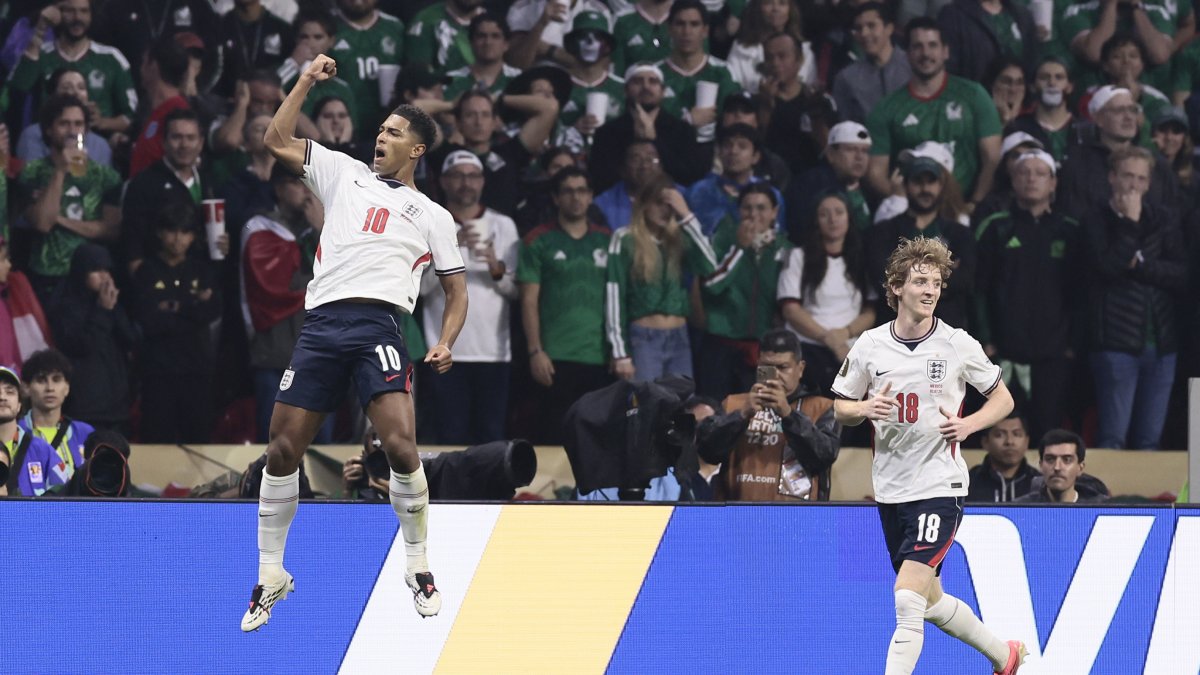 Jude Bellingham (i) celebra uno de sus dos goles este en un partido de los octavos de final del Mundial de la FIFA 2026 entre México e Inglaterra en el estadio Azteca en la Ciudad de México