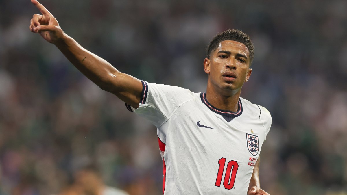 Jude Bellingham de Inglaterra celebra un gol en el estadio Azteca en Ciudad de México.