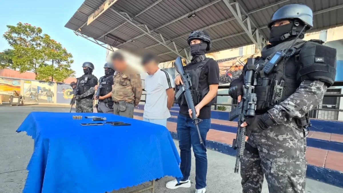 Durante la intervención se logró la aprehensión de dos presuntos responsables y el decomiso de un arma de fuego, municiones, teléfonos móviles y un vehículo.