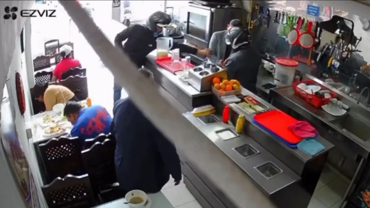 Las cámaras de seguridad captaron el momento en que dos delincuentes armados asaltaron un restaurante del norte de Quito.