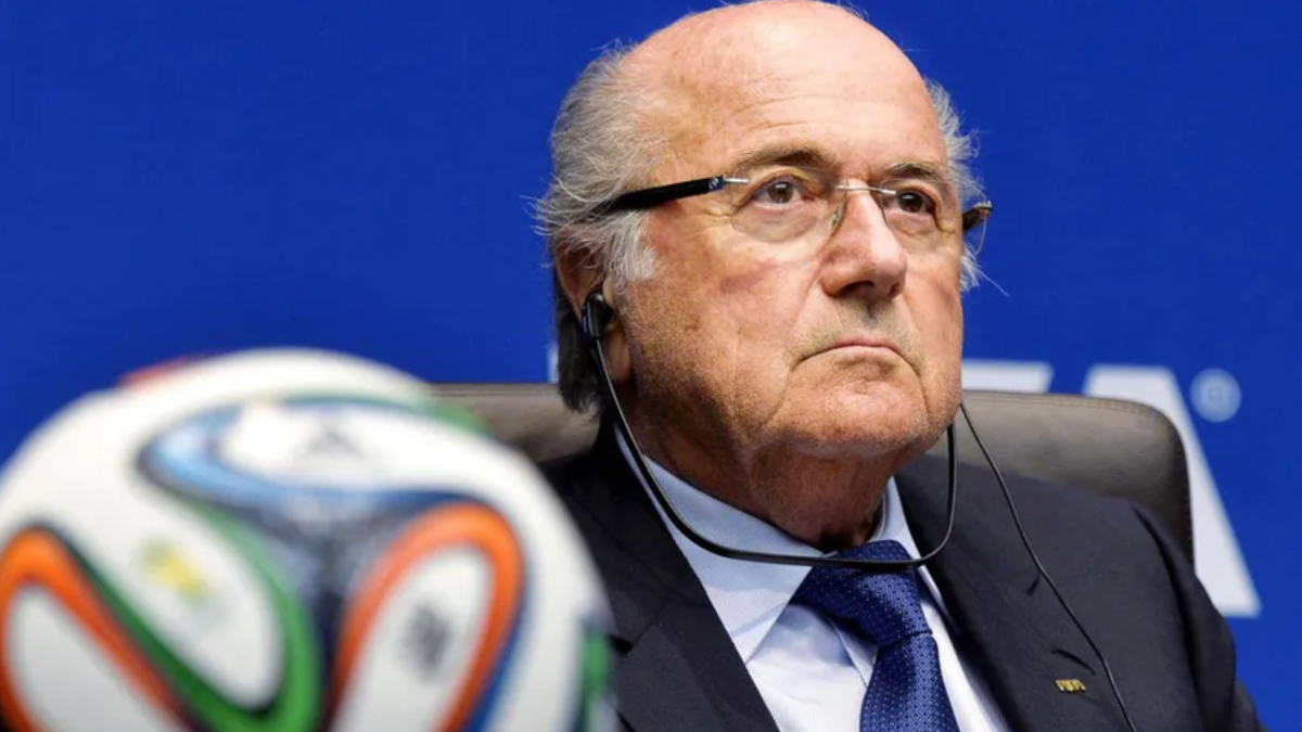 Joseph Blatter (foto), expresidente de FIFA, criticó con dureza al organismo por retirar la tarjeta roja al atacante estadounidense Folarin Balogun.