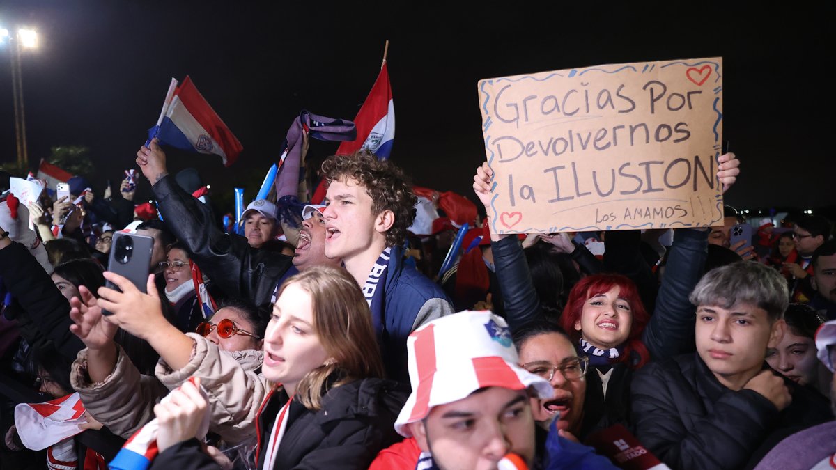 Seguidores de la selección paraguaya de fútbol esperaban la llegada del equipo en el Aeropuerto Internacional Silvio Pettirossi.