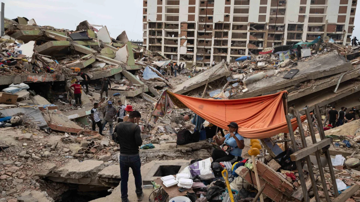Personas buscan entre los escombros tras el doble terremoto en La Guaira, Venezuela, que dejó más de 3.300 fallecidos y 16.700 heridos.
