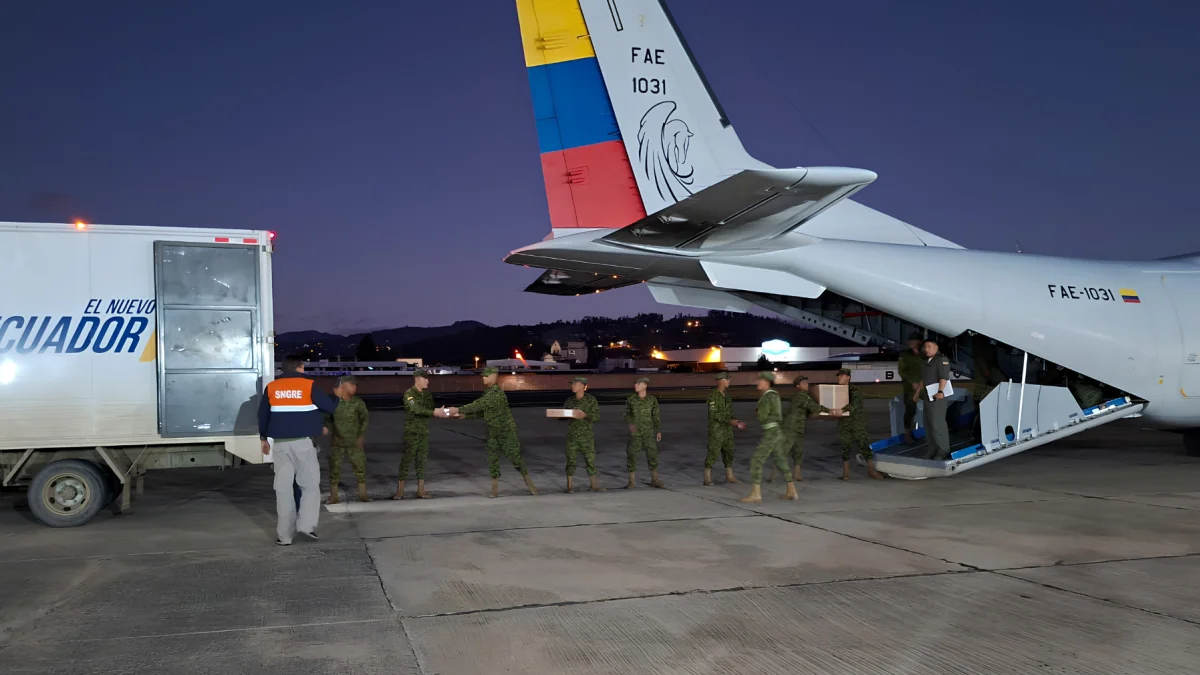 Militares descargan ayuda humanitaria en Cuenca para los afectados en Zamora.