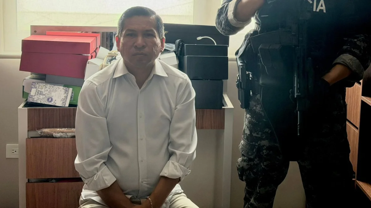 El alcalde de Machala, Darío Macas, custodiado por la Policía Nacional.