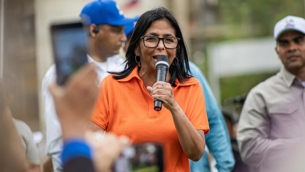 Delcy Rodríguez anuncia cambios en su gabinete mientras continúa la búsqueda de desaparecidos en Venezuela.