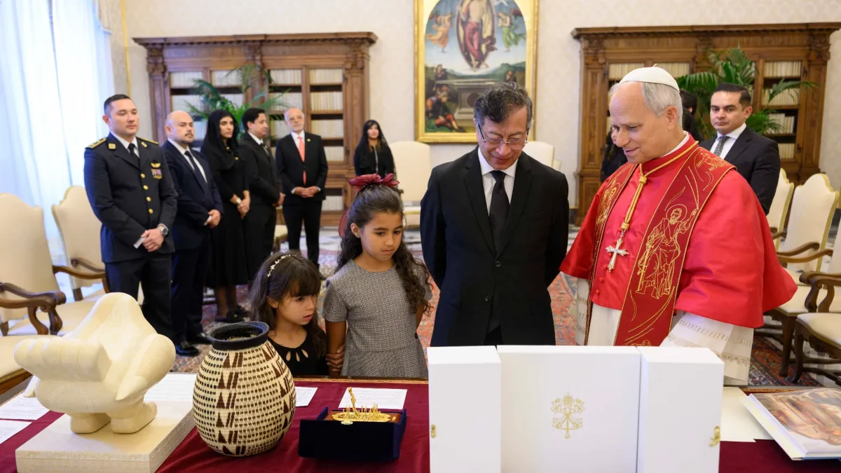 El Papa León XIV durante una reunión con el presidente saliente de Colombia, Gustavo Petro Urrego, en el Vaticano.