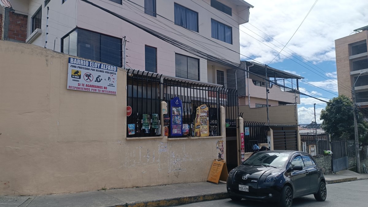 En el sur de Cuenca, los vecinos del barrio Eloy Alfaro vivieron momentos de terror durante un robo y balacera que se registró el sábado.