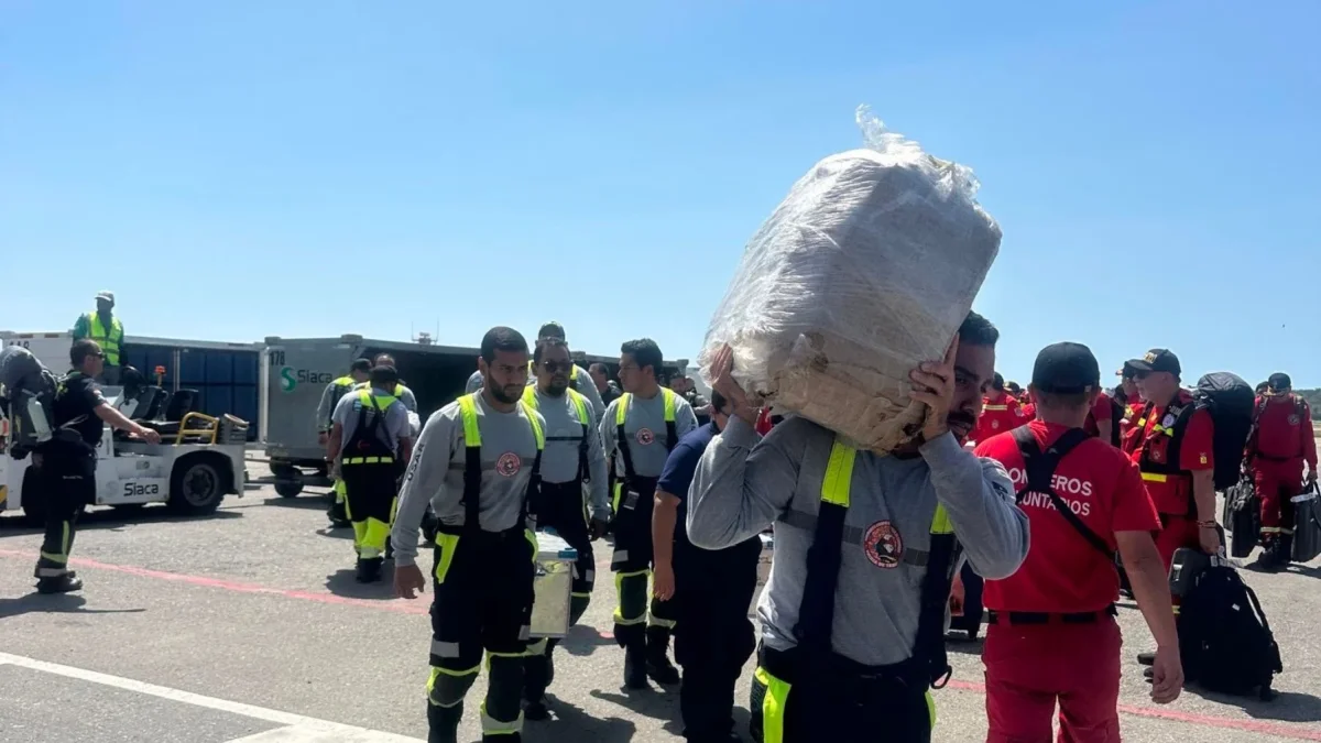 Bomberos de Quito y Guayaquil se trasladaron a Venezuela y la sociedad civil, Iglesia católica, banco de alimentos, empresas privadas, cámara binacional, pronto tejieron una de red de ayuda.