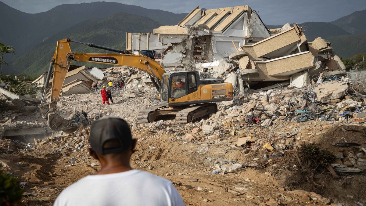 Luego del terremoto, Venezuela se centra en retirar los escombros y en recuperar los cuerpos de las víctimas, tras la partida de los rescatistas.
