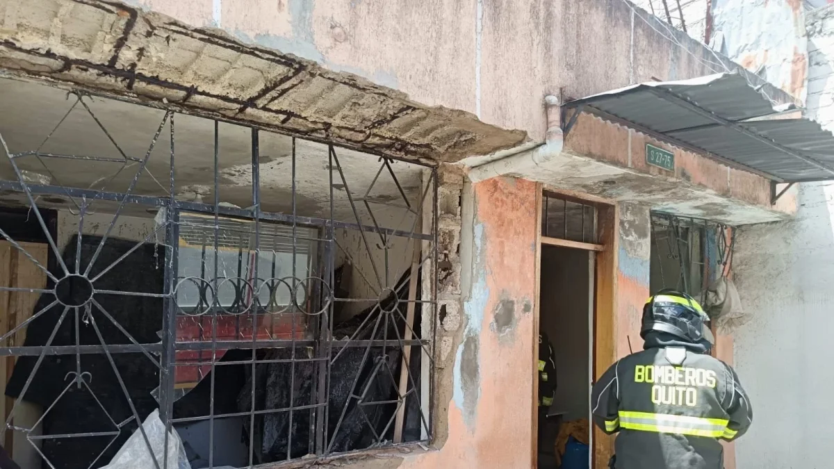 Bomberos de Quito atendieron la emergencia tras una deflagración por acumulación de gas que dejó un adulto mayor con quemaduras leves