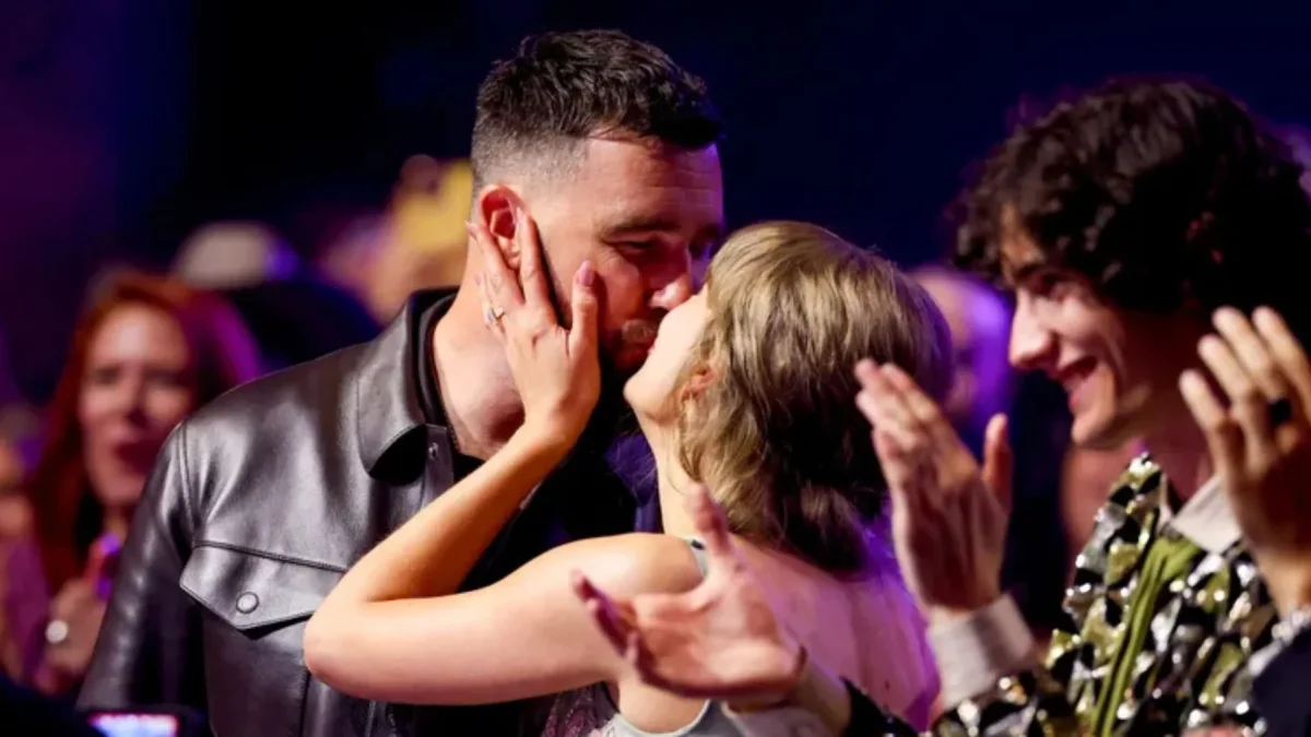 Taylor Swift y Travis Kelce en iHeartRadio Music Awards